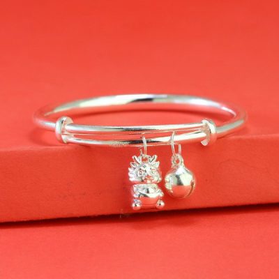 Lắc chân bạc cho bé